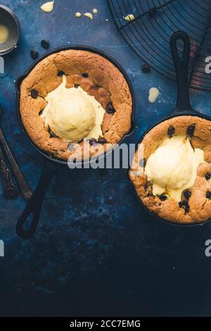 Pfanne Chocolate Chip Cookies serviert mit Vanilleeis Stockfoto