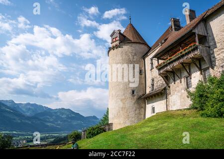 Gruyeres mittelalterliche Burg Details Blick mit Balkon Turm und Garten Und Berge im Hintergrund in La Gruyere Fribourg Schweiz Stockfoto