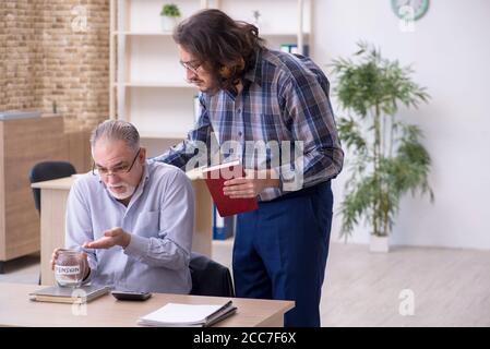 Zwei Mitarbeiter im Rentenkonzept Stockfoto