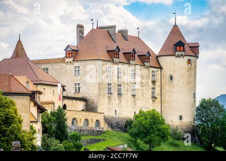 Landschaftlich reizvolle Außenansicht des Schlosses Gruyeres in La Gruyere Fribourg Schweiz Stockfoto