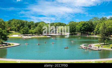 Ruhigen Park mit einem schönen blauen Himmel, in der Mitte der Stadt. Montreal, Kanada Stockfoto