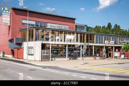 Gruyeres Schweiz , 27. Juni 2020 : Eingang von La Maison du Gruyère oder Gruyere Haus ein Museum und eine Fabrik, die dem berühmten Schweizer AOP-Käse gewidmet ist Stockfoto