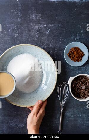 Plätzchen mit Tahini, türkischem Kaffee und Schokoladenstückchen auf dunklem Hintergrund zubereiten. Stockfoto