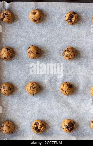 Chocolate Chunk Tahini Kekskugeln mit türkischem Kaffee auf einem Backblech. Stockfoto