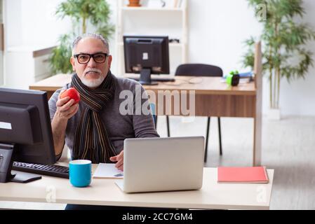 Leitender männlicher Mitarbeiter, der während einer Pandemie von zu Hause aus arbeitet Stockfoto