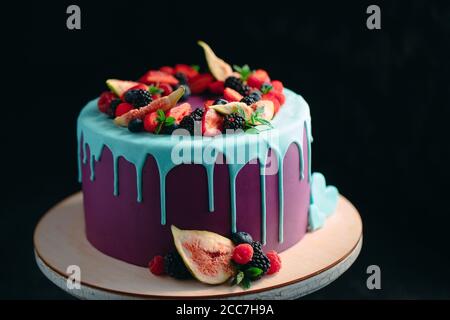 Obst Kuchen dekoriert mit Feigen, Heidelbeeren, Himbeeren und Minze. Stockfoto