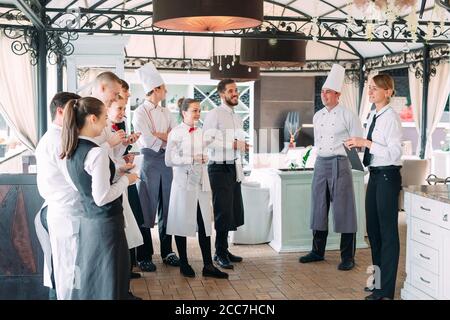 Restaurant Manager und sein Personal in Terrasse. Interaktion Küchenchef im Restaurant. Stockfoto