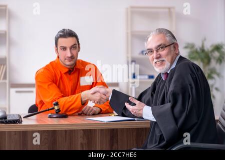 Alte Richter Treffen mit jungen Gefangenen im Gerichtsgebäude Stockfoto