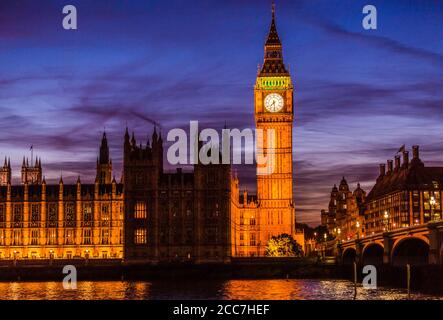 Big Ben und Houses of parliament in der Dämmerung auf der Westminster Bridge in London, Großbritannien. Beleuchtetes Gebäude bei Nacht, Nachtaufnahmen Stockfoto