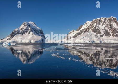 Ein Blick auf den Lemaire Channel an einem sonnigen Nachmittag in der Antarktis. Stockfoto