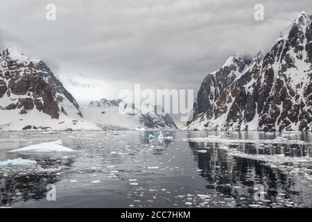 Ein Blick auf den Lemaire Channel an einem bewölkten Morgen in der Antarktis. Stockfoto