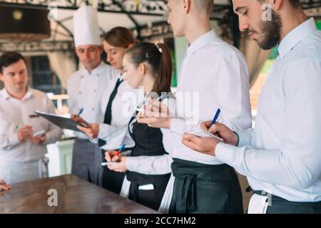 Restaurant Manager und sein Personal in Terrasse. Interaktion Küchenchef im Restaurant. Stockfoto