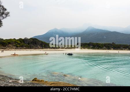 Zodiac-Landung in Trousers Point, Flinders Island, Furneaux Group, Tasmanien Stockfoto