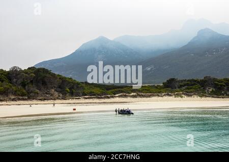 Zodiac-Landung in Trousers Point, Flinders Island, Furneaux Group, Tasmanien Stockfoto