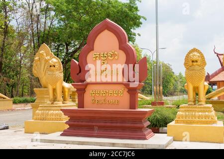 Stung Treng, Kambodscha - Denkmal in TRAPEANG die KREAL-EINWANDERUNG ist ein wichtiger Grenzübergang zwischen Kambodscha und Laos. Stockfoto