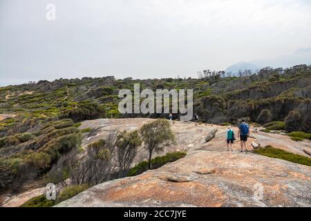 Wanderer in Trousers Point, Flinders Island, Furneaux Group, Tasmanien Stockfoto