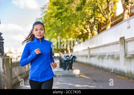 City Jogging Asian Läufer laufen in London Street. Aktive gesunde Lebensweise Mädchen tun Übung Training im Freien. Motivation für die Gewichtsabnahme, urban Stockfoto