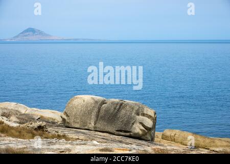 Interessante Graniterosion an Trousers Point, Flinders Island, Furneaux Group, Tasmanien, mit Mount Chappell Island in der Ferne Stockfoto