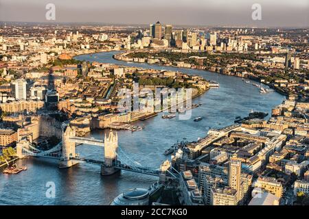 London City Skyline Luftaufnahme bei Sonnenuntergang mit dem Shard Tower Schatten, Großbritannien, Großbritannien. Berühmtes Reiseziel Europa. Tower Bridge und Themse Stockfoto