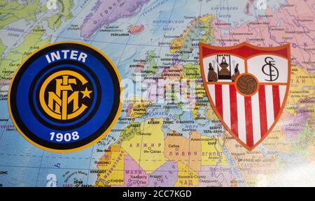 20. August 2020 Köln, Deutschland. Die Embleme der Europa League Finalisten Sevilla FC und Inter Mailand 2019/2020 vor dem Hintergrund der Europa Stockfoto