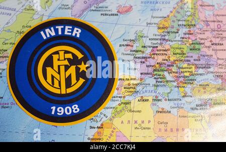 20. August 2020 Köln, Deutschland. Die Embleme der Europa League Inter Mailand 2019/2020 vor dem Hintergrund der Europakarte. Stockfoto