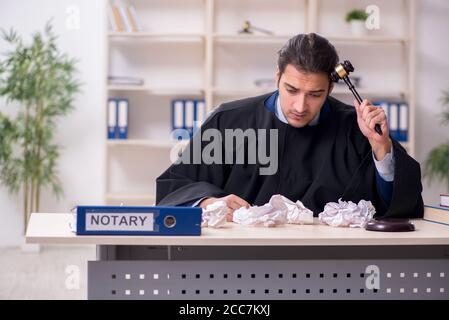 Junge Richter arbeiten im Gerichtsgebäude Stockfoto