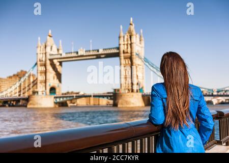 Tower Bridge London City travel Frau Tourist Mädchen an Europa Ziel Wahrzeichen berühmte Attraktion. Frau, die in der Herbstsaison reist Stockfoto