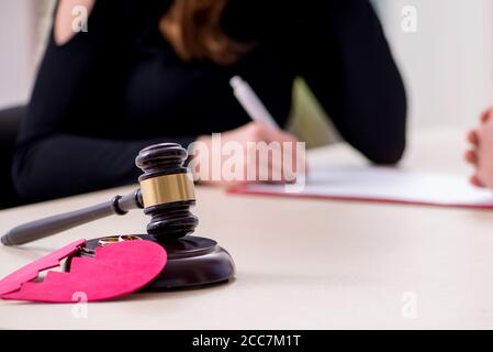 Junges Paar im Gerichtsgebäude für Scheidung Stockfoto