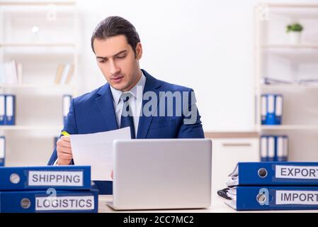 Junger Logistikspezialist im Büro Stockfoto