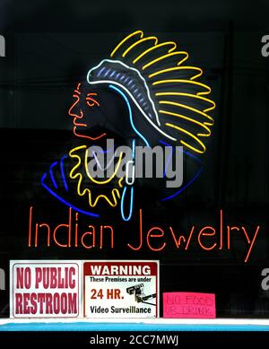 Ein Neonschild eines Indianerhäuptlings in einer Crescent City, Kalifornien, Geschäft, das indianische Kunst und Kunsthandwerk verkauft. Stockfoto