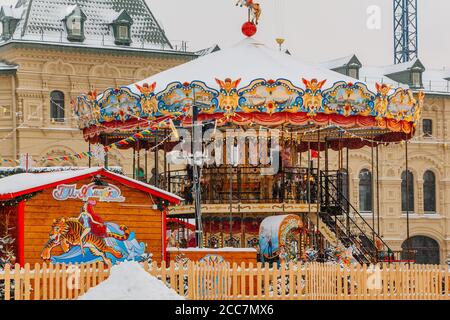 Neujahrsmesse auf dem Roten Platz, geschmückt Weihnachtsbaum auf einem Hintergrund von schönen Gebäuden Stockfoto