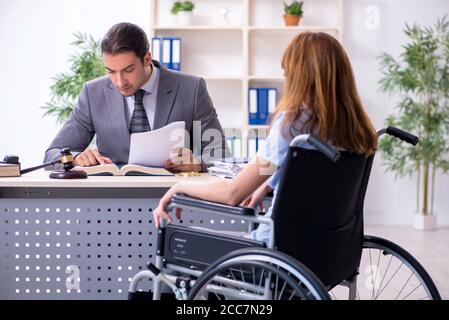 Junge verletzte Frau und Anwalt im Gerichtssaal Stockfoto