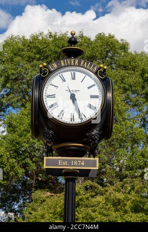 RIVER FALLS, WI/USA - 4. AUGUST 2020: Campus-Uhr und Campus-Logo an der University of Wisconsin, River Falls. Stockfoto