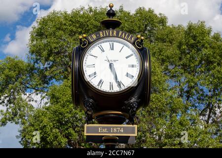 RIVER FALLS, WI/USA - 4. AUGUST 2020: Campus-Uhr und Campus-Logo an der University of Wisconsin, River Falls. Stockfoto