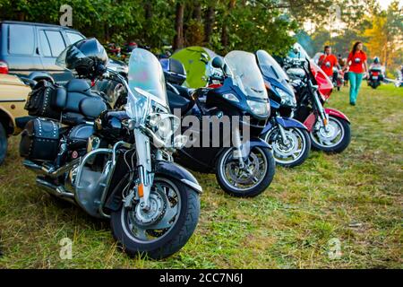 Internationales Motorrad-Festival. Schöne Motorräder sind mitten auf dem Campingplatz geparkt. 08.24.2019 - Lida, Weißrussland. Stockfoto