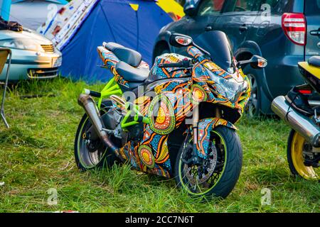 Internationales Motorrad-Festival. Schöne Motorräder sind mitten auf dem Campingplatz geparkt. 08.24.2019 - Lida, Weißrussland. Stockfoto