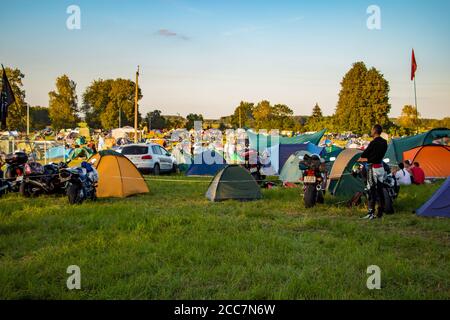 Internationales Motorrad-Festival. Schöne Motorräder sind mitten auf dem Campingplatz geparkt. 08.24.2019 - Lida, Weißrussland. Stockfoto