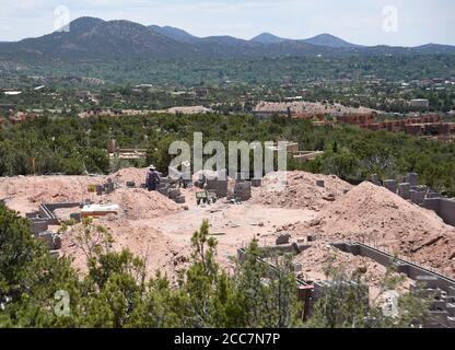 Bauarbeiter legen eine Blockgründung für ein neues Haus, das mit Blick auf Santa Fe, New Mexico, USA gebaut wird. Stockfoto