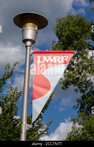 RIVER FALLS, WI/USA - 4. AUGUST 2020: Campus-Banner und Markenlogo für die University of Wisconsin River Falls. Stockfoto