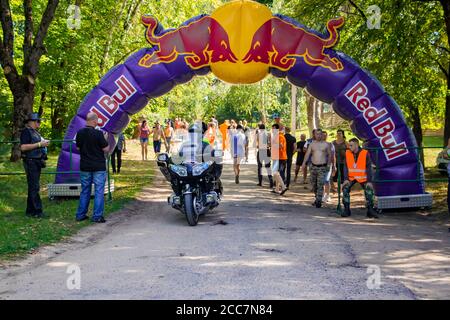 Internationales Motorrad-Festival. Schöne Motorräder sind mitten auf dem Campingplatz geparkt. 08.24.2019 - Lida, Weißrussland. Stockfoto