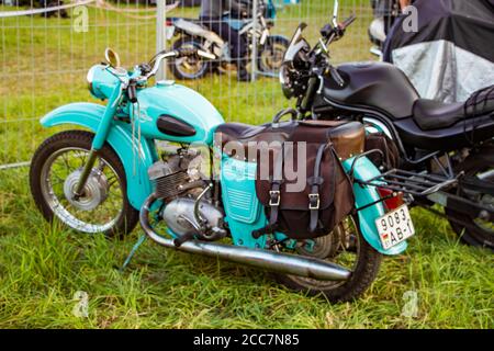 Internationales Motorrad-Festival. Schöne Motorräder sind mitten auf dem Campingplatz geparkt. 08.24.2019 - Lida, Weißrussland. Stockfoto