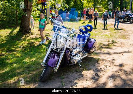 Internationales Motorrad-Festival. Schöne Motorräder sind mitten auf dem Campingplatz geparkt. 08.24.2019 - Lida, Weißrussland. Stockfoto