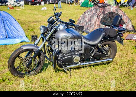 Internationales Motorrad-Festival. Schöne Motorräder sind mitten auf dem Campingplatz geparkt. 08.24.2019 - Lida, Weißrussland. Stockfoto