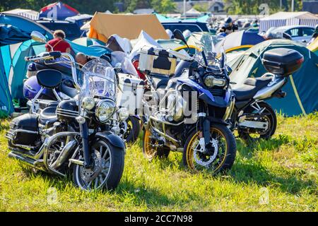 Internationales Motorrad-Festival. Schöne Motorräder sind mitten auf dem Campingplatz geparkt. 08.24.2019 - Lida, Weißrussland. Stockfoto