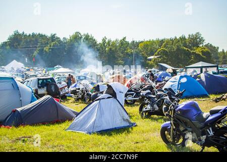 Internationales Motorrad-Festival. Schöne Motorräder sind mitten auf dem Campingplatz geparkt. 08.24.2019 - Lida, Weißrussland. Stockfoto