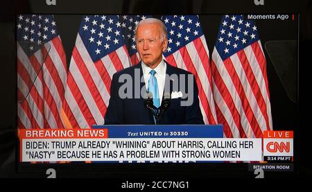 Eine Fernsehbildschirmung der CNN-Berichterstattung von Joe Biden und Kamala Harris kurz nachdem sie ihren gemeinsamen Wahlkampf 2020 begannen. Stockfoto