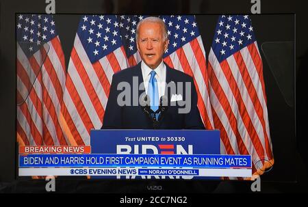 Eine Fernsehbildschirmung der CNN-Berichterstattung von Joe Biden und Kamala Harris kurz nachdem sie ihren gemeinsamen Wahlkampf 2020 begannen. Stockfoto