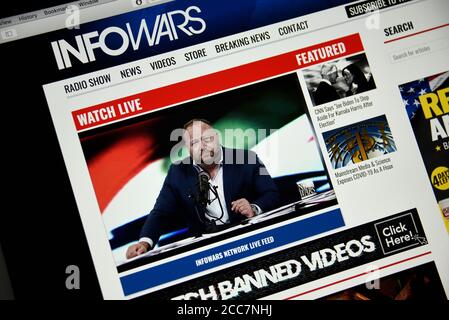Ein Computer-Screenshot von InfoWars, einer rechtsextremen amerikanischen Verschwörungstheorie und Fake News-Website von Alex Jones. Stockfoto