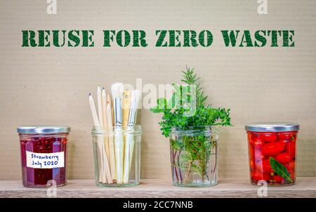 Gläser wiederverwendet mit Wiederverwendung für Zero Waste Text auf Karton Hintergrund, Recycling und Upcycle für ein nachhaltiges Leben Stockfoto