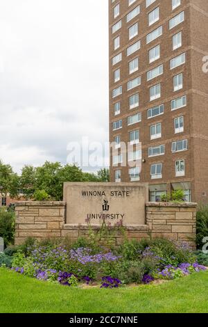 WINONA, MN/USA - 9. AUGUST 2020: Eintrittsschild und Markenlogo zur Winona State University. Stockfoto